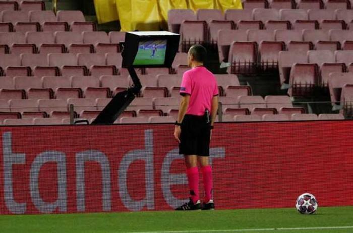Cüneyt Çakır Barcelona - Napoli maçına damgasını vurdu İşte o kararlar