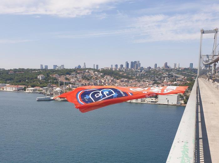 Şampiyon Başakşehirin bayrağı köprülere asıldı