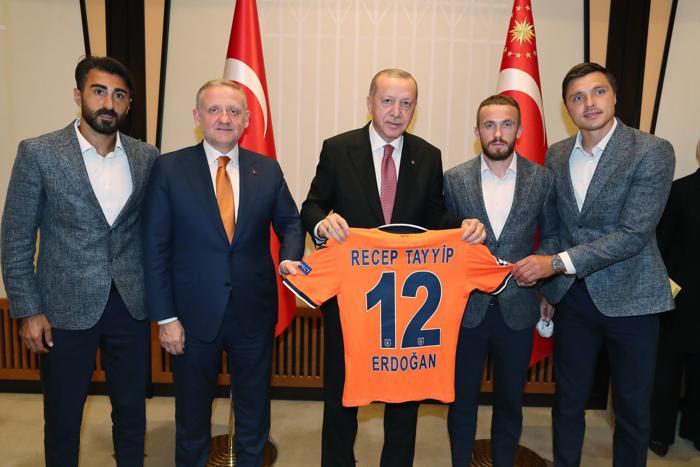 Cumhurbaşkanı Erdoğan, şampiyon Başakşehiri kabul etti