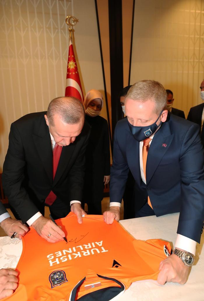 Cumhurbaşkanı Erdoğan, şampiyon Başakşehiri kabul etti