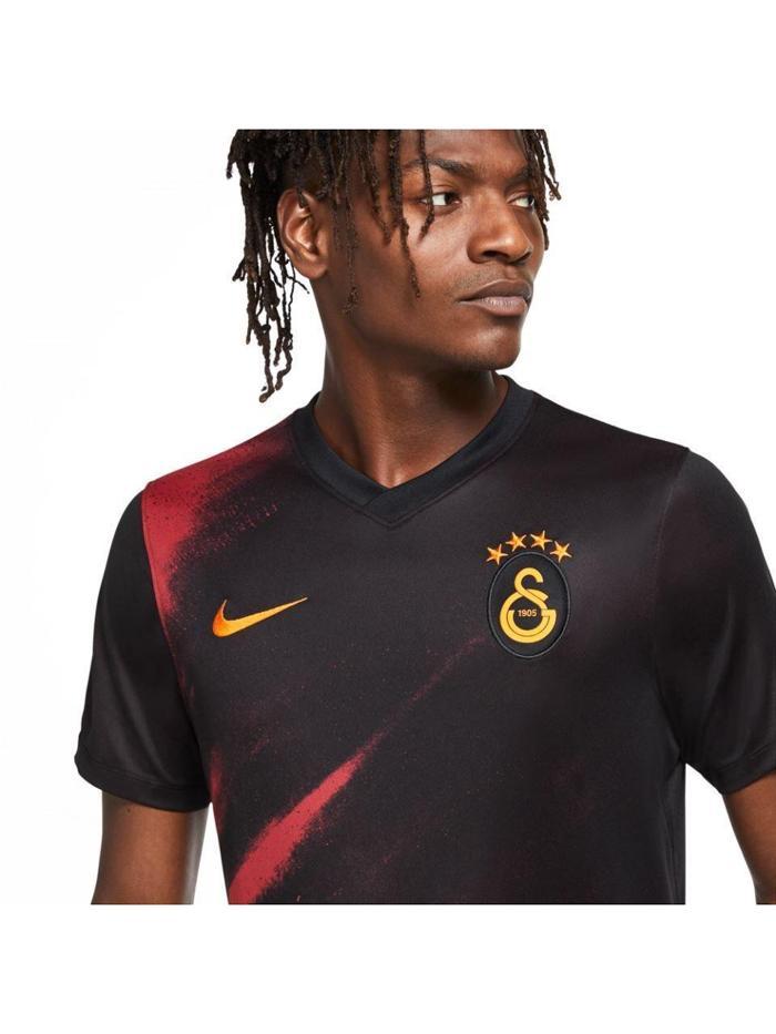 SON DAKİKA Galatasaray yeni sezon formalarını satış çıkarıldı