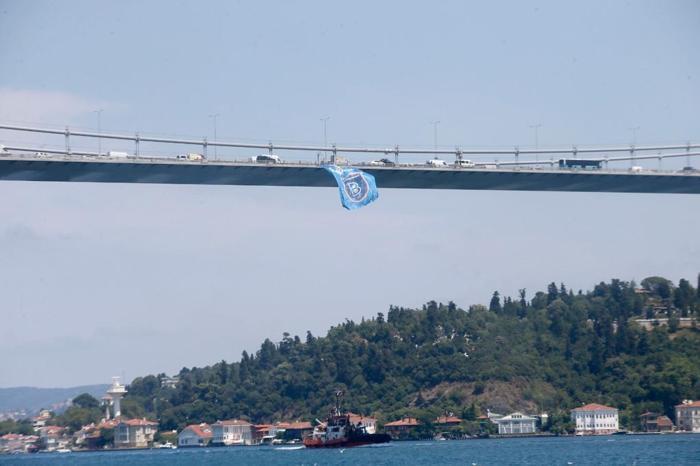 Şampiyon Başakşehirin bayrağı köprülere asıldı