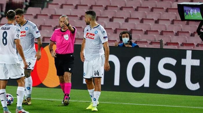 Cüneyt Çakır Barcelona - Napoli maçına damgasını vurdu İşte o kararlar