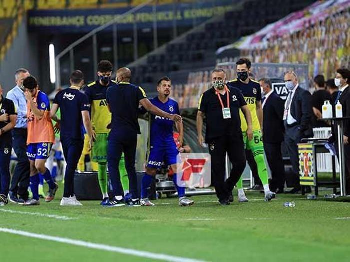 Fenerbahçe ve Türk futbolundan Emre Belözoğlu geçti Ömer Faruk Beyaz...
