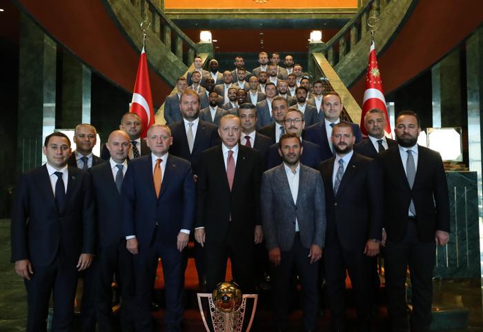 Cumhurbaşkanı Erdoğan, şampiyon Başakşehiri kabul etti