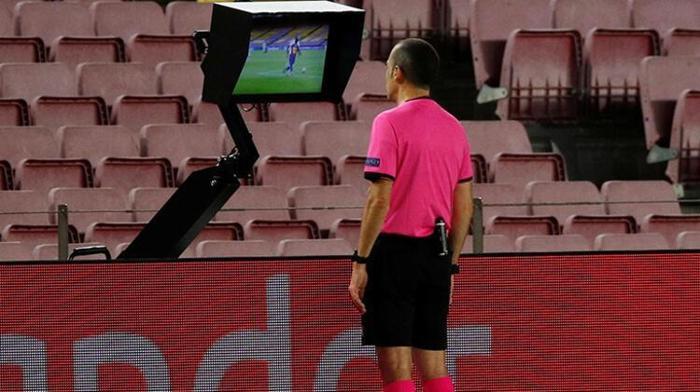 Cüneyt Çakır Barcelona - Napoli maçına damgasını vurdu İşte o kararlar