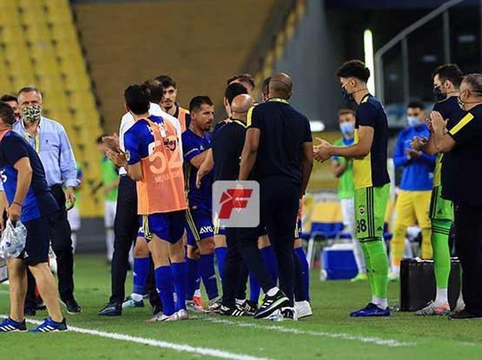 Fenerbahçe ve Türk futbolundan Emre Belözoğlu geçti Ömer Faruk Beyaz...