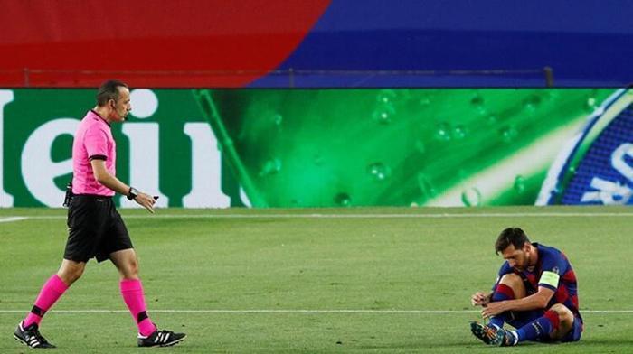 Cüneyt Çakır Barcelona - Napoli maçına damgasını vurdu İşte o kararlar