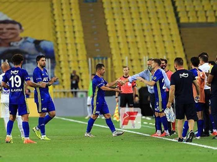 Fenerbahçe ve Türk futbolundan Emre Belözoğlu geçti Ömer Faruk Beyaz...