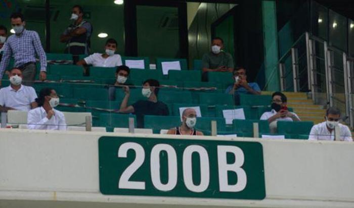 Maske taktı ve sosyal mesafe kurallarına uydu