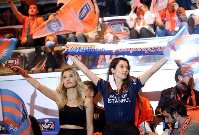 Süper Lig şampiyonu Başakşehir kupasına kavuştu