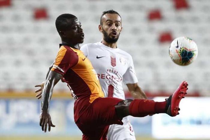 Galatasarayda son dakika gelişmesi Bir ayrılık daha