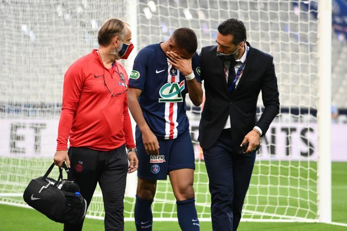 PSG, Kylian Mbappenin sakatlığıyla sarsıldı Gözyaşlarını tutamadı...