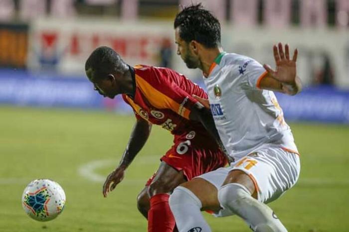 Galatasarayda son dakika gelişmesi Bir ayrılık daha