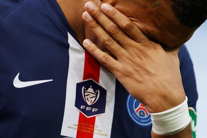 PSG, Kylian Mbappenin sakatlığıyla sarsıldı Gözyaşlarını tutamadı...