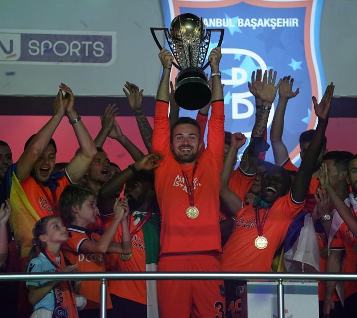 Süper Lig şampiyonu Başakşehir kupasına kavuştu