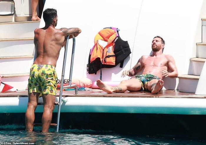 Lionel Messi ve Luis Suarez, aileleriyle birlikte tatilde