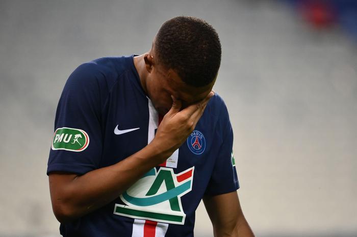 PSG, Kylian Mbappenin sakatlığıyla sarsıldı Gözyaşlarını tutamadı...