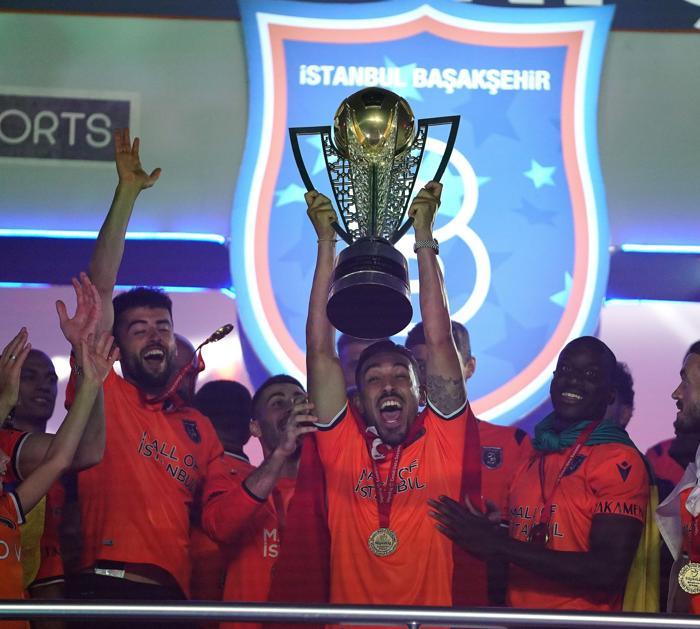 Süper Lig şampiyonu Başakşehir kupasına kavuştu