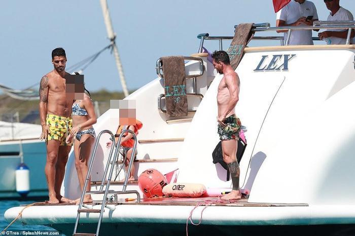Lionel Messi ve Luis Suarez, aileleriyle birlikte tatilde
