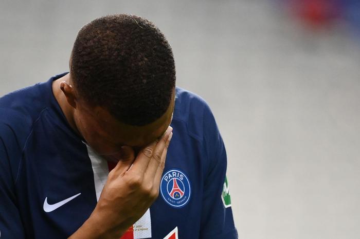 PSG, Kylian Mbappenin sakatlığıyla sarsıldı Gözyaşlarını tutamadı...