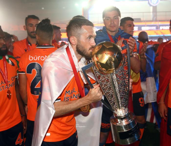 Süper Lig şampiyonu Başakşehir kupasına kavuştu