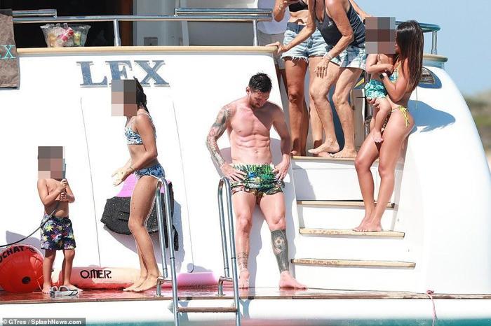 Lionel Messi ve Luis Suarez, aileleriyle birlikte tatilde