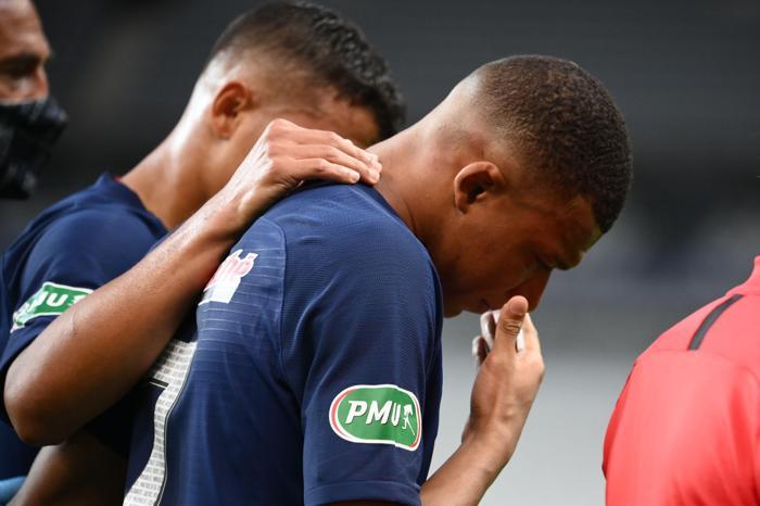 PSG, Kylian Mbappenin sakatlığıyla sarsıldı Gözyaşlarını tutamadı...