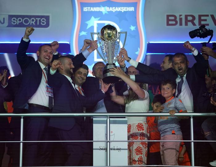 Süper Lig şampiyonu Başakşehir kupasına kavuştu