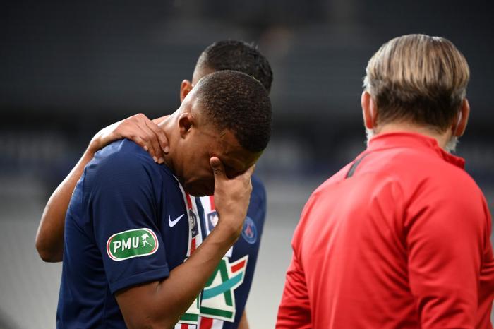 PSG, Kylian Mbappenin sakatlığıyla sarsıldı Gözyaşlarını tutamadı...