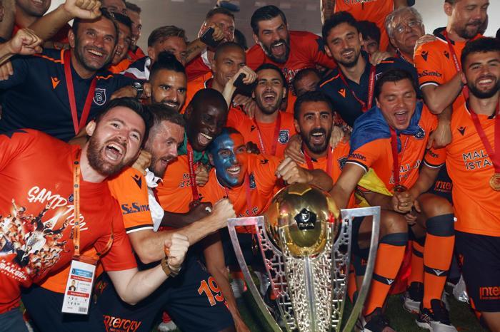 Süper Lig şampiyonu Başakşehir kupasına kavuştu