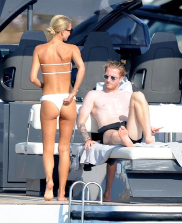 Marco Reus, sevgilisi Scarlett Gartmannla tatilde