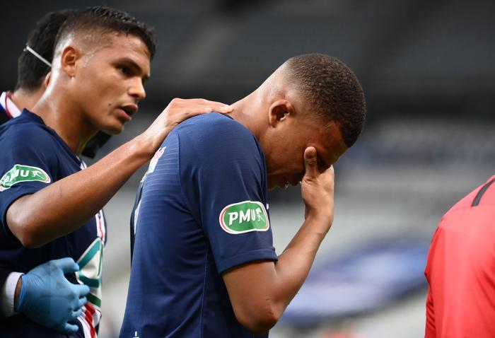 PSG, Kylian Mbappenin sakatlığıyla sarsıldı Gözyaşlarını tutamadı...