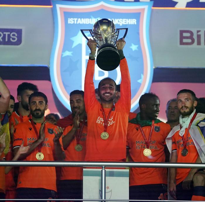 Süper Lig şampiyonu Başakşehir kupasına kavuştu