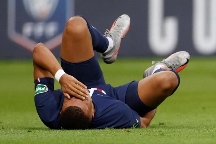 PSG, Kylian Mbappenin sakatlığıyla sarsıldı Gözyaşlarını tutamadı...