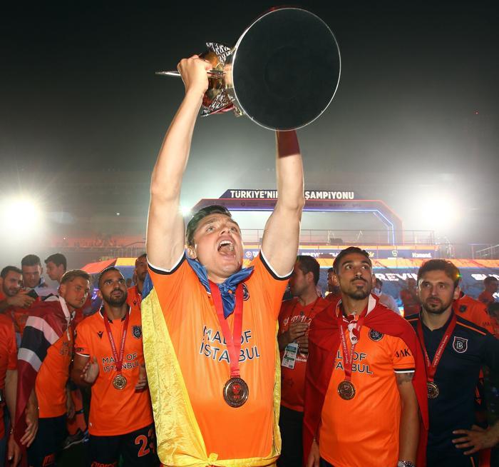 Süper Lig şampiyonu Başakşehir kupasına kavuştu