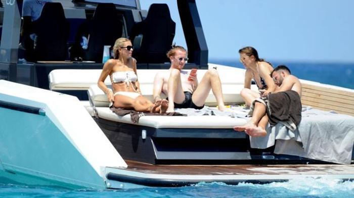 Marco Reus, sevgilisi Scarlett Gartmannla tatilde