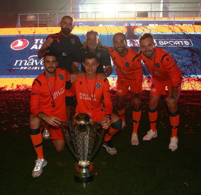 Süper Lig şampiyonu Başakşehir kupasına kavuştu