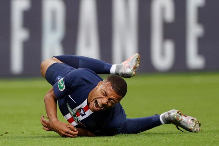 PSG, Kylian Mbappenin sakatlığıyla sarsıldı Gözyaşlarını tutamadı...