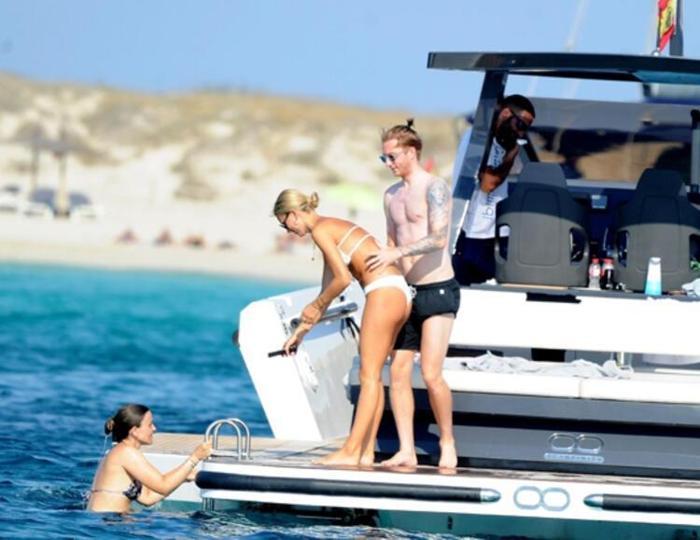 Marco Reus, sevgilisi Scarlett Gartmannla tatilde