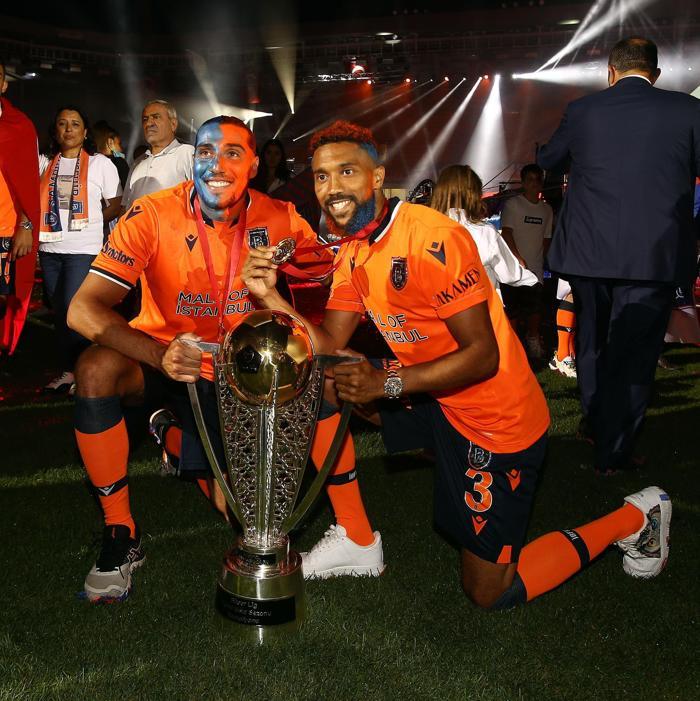 Süper Lig şampiyonu Başakşehir kupasına kavuştu