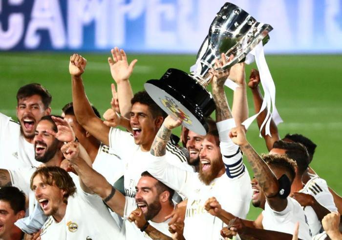 Real Madrid kaptanı Sergio Ramos kupayı kaldırdı