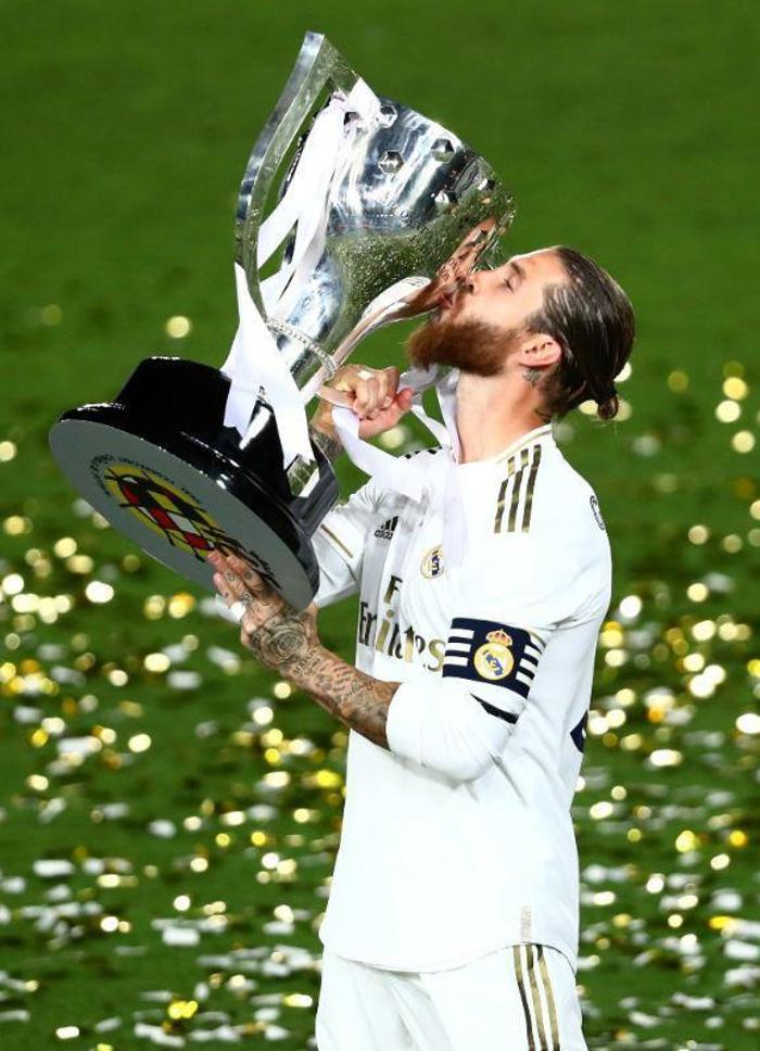Real Madrid kaptanı Sergio Ramos kupayı kaldırdı