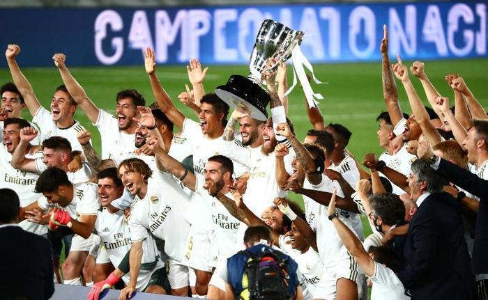 Real Madrid kaptanı Sergio Ramos kupayı kaldırdı