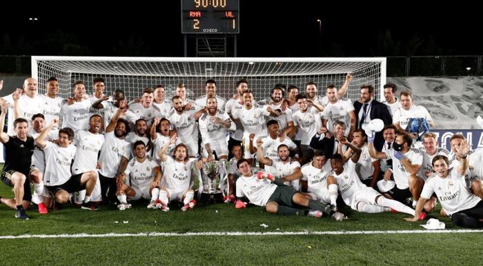 Real Madrid kaptanı Sergio Ramos kupayı kaldırdı