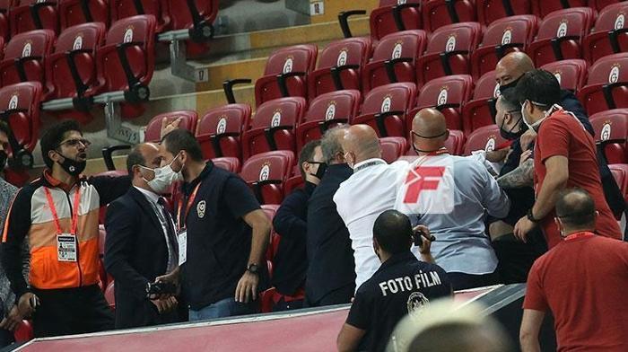 Galatasaray - Gaziantep maçında kavga Necati Ateş çılgına döndü