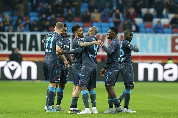 Trabzonspor şampiyon gibi uğurlandı Büyük coşku...