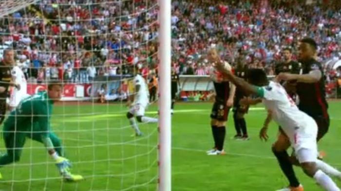 Samuel Etoo elle kontrol edip gol atmıştı