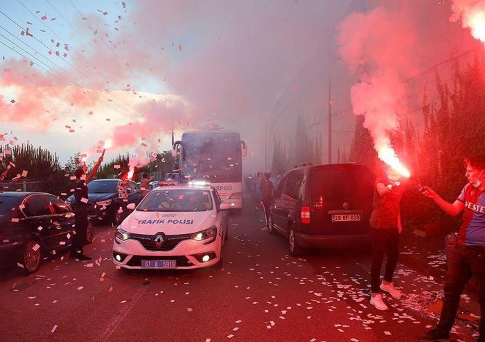 Trabzonspor şampiyon gibi uğurlandı Büyük coşku...