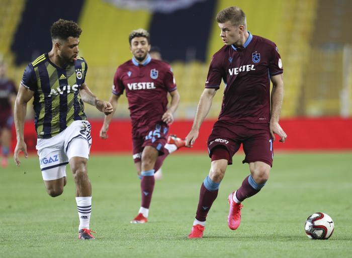 Fenerbahçede gergin anlar... Volkan Demirelden Deniz Türüçe: Otur yerine